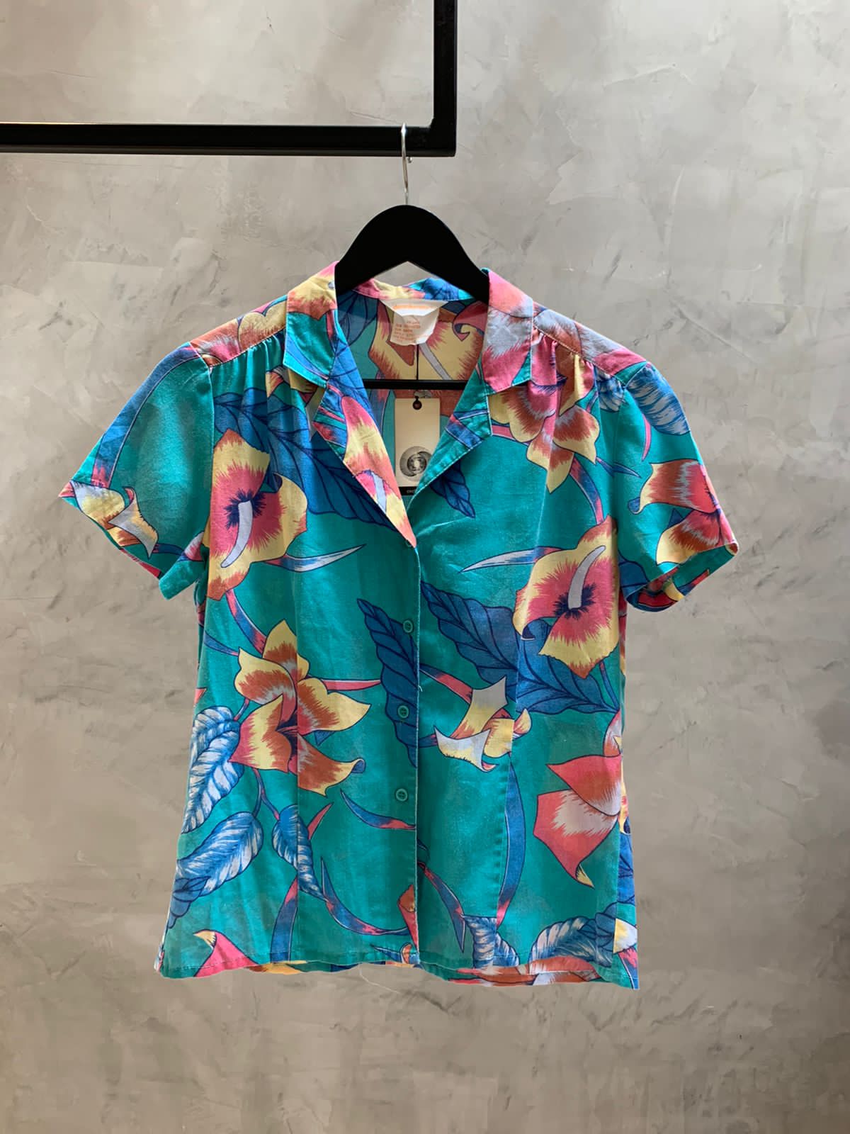 Ligth Hawaiian button up blouse