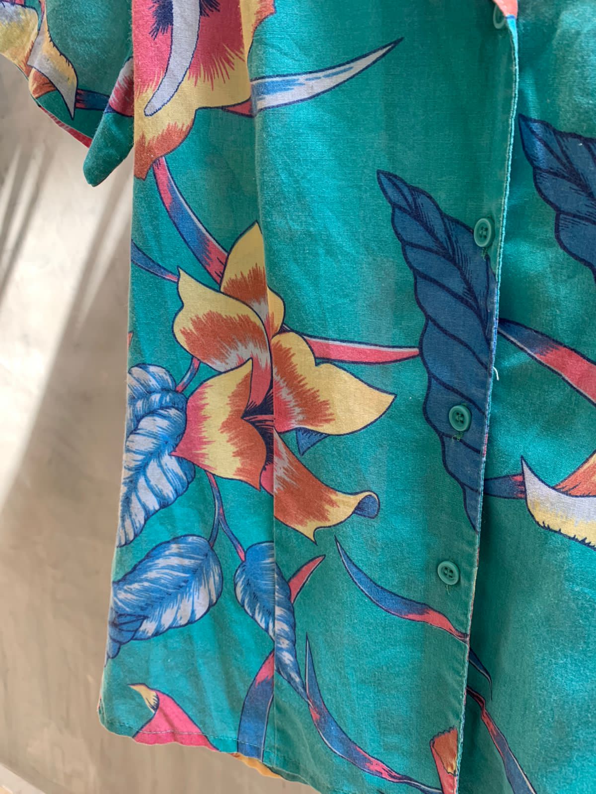 Ligth Hawaiian button up blouse