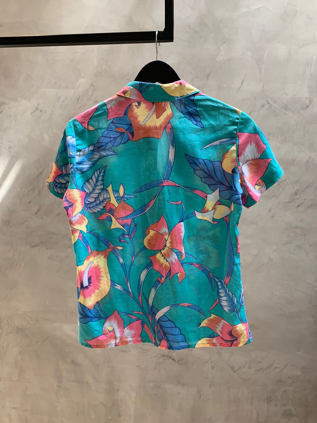 Ligth Hawaiian button up blouse